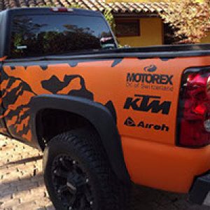 Adhesivo vehicular